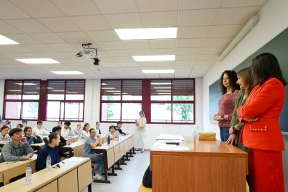 La consejera de Educación, Rocío Lucas, visita junto a la vicerrectora de Estudiantes y Empleabilidad de la Universidad de Valladolid, Cristina de la Rosa, el desarrollo de la PAU.