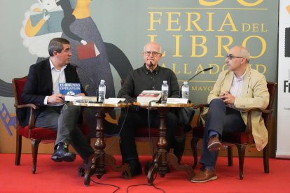 El director de El Mundo de Castilla y León, Pablo Lago, en el encuentro con Fernando del Rey y Manuel Álvarez, autores de 'Fuego Cruzado'