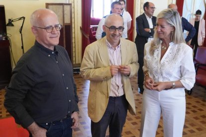 Fernando del Rey y Manuel Álvarez, autores de 'Fuego Cruzado', con la concejala Irene Carvajal