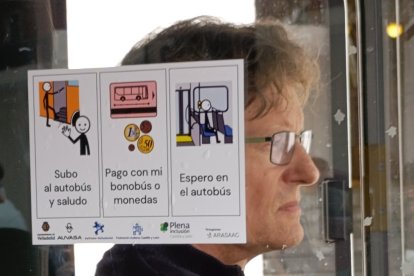 Un conductor de Auvasa con el sistema de accesibilidad cognitiva.