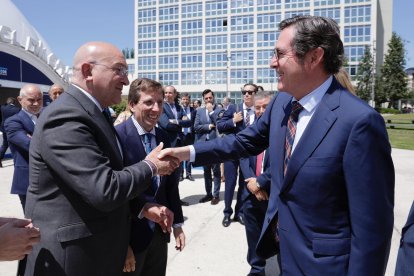 Carmero, Martínez-Almeida y Garamendi en los premios CEOE Valladolid.