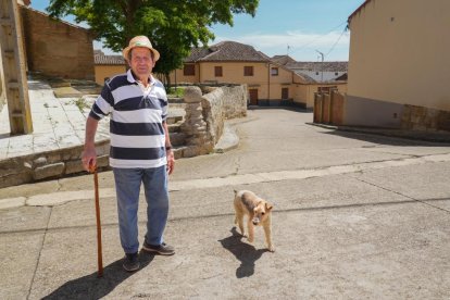 Cayo Trigueros, vecino que es dificil no encontrártelo paseando con su perro Rocky