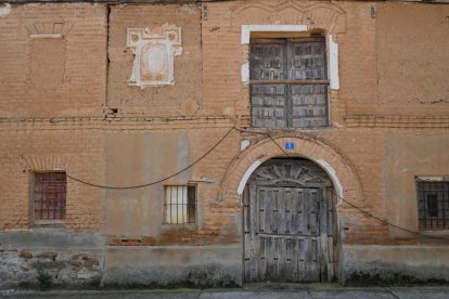 Edificio en El Corro de San Antón con escudo de La Inquisición.