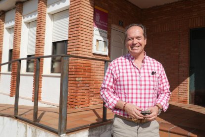 Eduardo Yagüe, médico de familia, se dispone a abrir el consultorio.