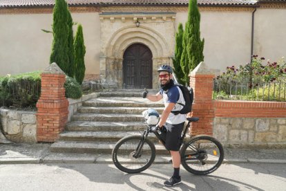 Borja Sánchez viene desde Cercedilla haciendo el Camino de Santiago, pasando por delante de la iglesia de San Pedro.