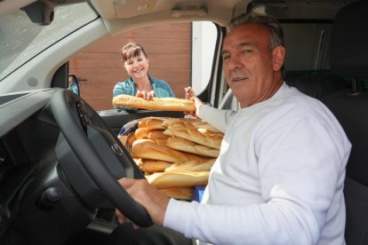 José María, panadero ambulante, vende una barra de pan a María Ángeles.