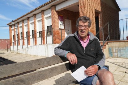 Miguel Ángel Arnaz espera la llegada del médico.