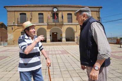 Cayo le reta a Marcelo para que le resuelva alguna de sus múltiples adivinanzas delante del Ayuntamiento