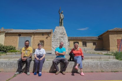 Ramón, Consuelo, Eduardo y Montse con su perrito Coco en el Corro de San Antón, delante de la escultura de Purpurino.