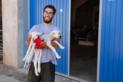 Carlos con dos lechazos de la granja La Florida.