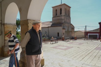 Marcelo Escudero se refugia del sol junto al ayuntamiento.