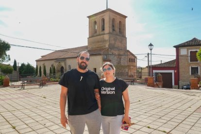 Raúl Arribas con Fátima Brenes matrimonio que lleva diez años viviendo en Tamariz con sus dos hijos.