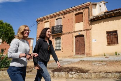Alexandra, Polaca afincada en Tamariz pasea con Marta Monsalve, agricultura.