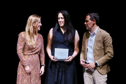 Raquel Alonso y Conrado Íscar entregan el premio a Alicia Calvo, redactora jefe de El Mundo de Castilla y León