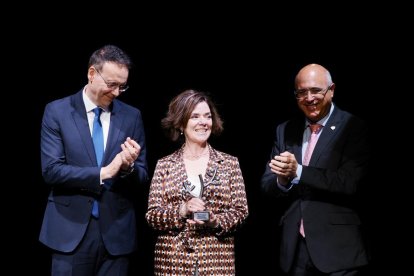 Eduardo Brea, directorde Personas Mayores, Personas con Discapacidad y Atención a la Dependencia de la Junta, y Jacinto Canales, subdelegado del Gobierno en Valladolid, entregan el premio a Cristina Guilarte, catedrática de la UVa, por el Observatorio de Derechos Humanos