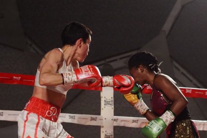 Un momento del combate entre Isa Rivero y Johana Zúñiga.