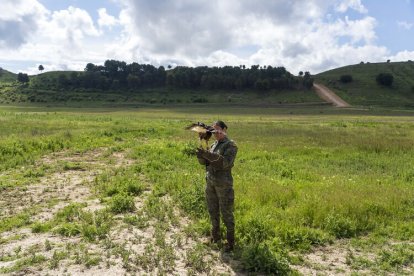 Dos nuevas rapaces en el Regimiento de Caballería 'Farnesio 12'.