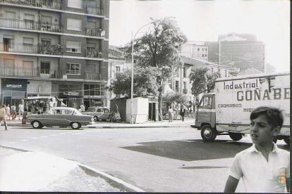 Cruce de la calle Santa Clara con la calle Cerrada, con peatones y vehículos circulando en la década de los 70
