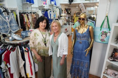 Marina García con Montse Manchado, equipo de la tienda de moda Azabache, en el número 32