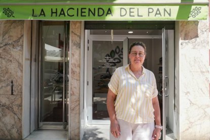Yolanda Aguado, empleada de la panadería La Hacienda del Pan, en el número 9