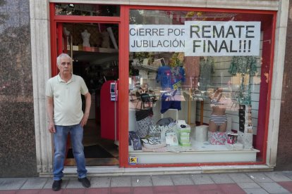 Luis Rojo, dueño de la tienda de lencería Passion, que liquida toda la mercancía por jubilación. En el número 34