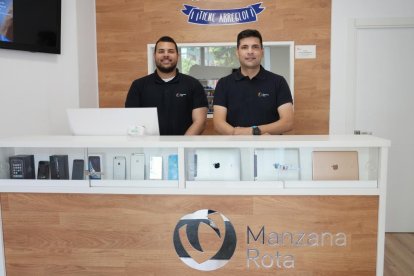 José Miguel Martínez con Marcos Sebastián, equipo del taller de reparación de telefonía Manzana Rota, en el número 36