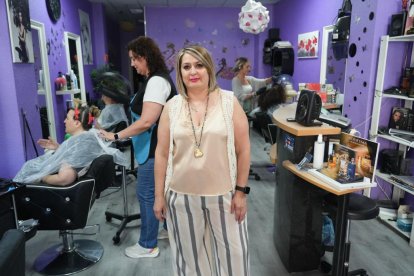 Mercedes Redondo, dueña de la peluquería Boble Sky, en el número 14