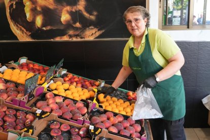 Maricarmen San José, empleada de la frutería La Huerta de Juani, en el número 14