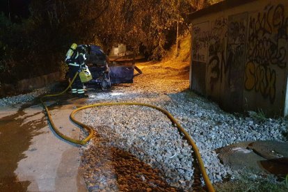 Bomberos de la Diputación de Valladolid sofocan el incendio producido en un vehículo en Peñafiel