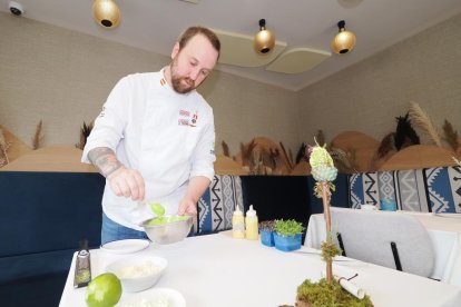 Juan Carlos Jiménez, chef ganador del Pincho de Oro, en su restaurante Azul Mediterráneo