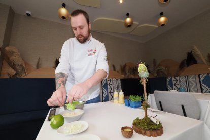 Juan Carlos Jiménez, chef ganador del Pincho de Oro, en su restaurante Azul Mediterráneo
