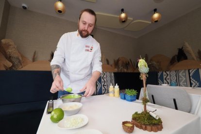 Juan Carlos Jiménez, chef ganador del Pincho de Oro, en su restaurante Azul Mediterráneo