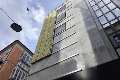El antiguo jardín vertical del Corte Inglés renace en la calle Regalado de Valladolid.