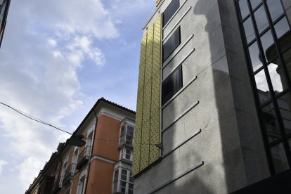 El antiguo jardín vertical del Corte Inglés renace en la calle Regalado de Valladolid.