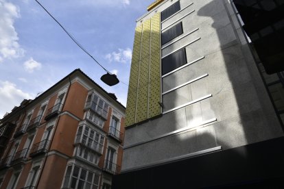 El antiguo jardín vertical del Corte Inglés renace en la calle Regalado de Valladolid.
