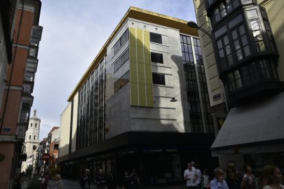 El antiguo jardín vertical del Corte Inglés renace en la calle Regalado de Valladolid.