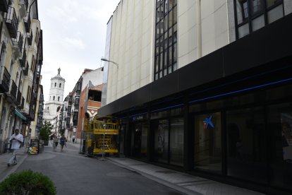 El antiguo jardín vertical del Corte Inglés renace en la calle Regalado de Valladolid.