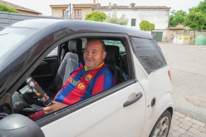 Julián Reguero, culé de toda la vida se dispone a hacer la compra donde Carlos.