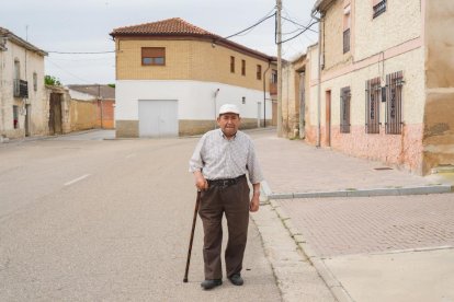 Demetrio se dirige a hacer la compra por la calle Arenales