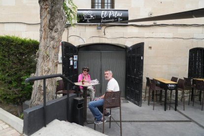 Dos vecinos toman un aperitivo en el restaurante El Pilar