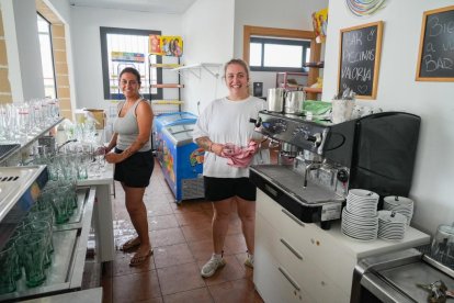 Bea y Laura preparan el bar de la piscina para su apertura
