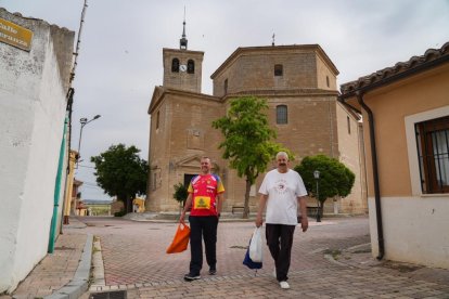 Pablo y Jesús pasan por delante de la iglesia de San Pedro Apóstol