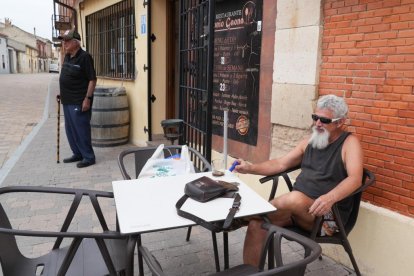 Alfredo disfuta de la terraza del bar Antonio Gaona