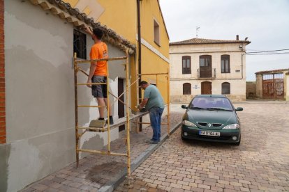 Jesús y Eduardo restauran una fachada en la plaza del Humilladero