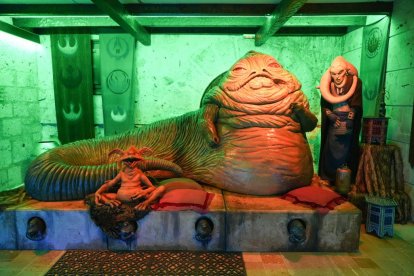 Diorama que representa a Jabba The Hutt junto a dos de sus sirvientes en su fortaleza.