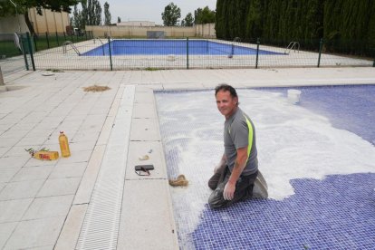 Luis trabaja para tener la piscina preparada el próximo día 21