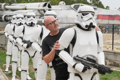 Juan Villa entre varios soldados imperiales. Tras ellos, un caza X-Wing