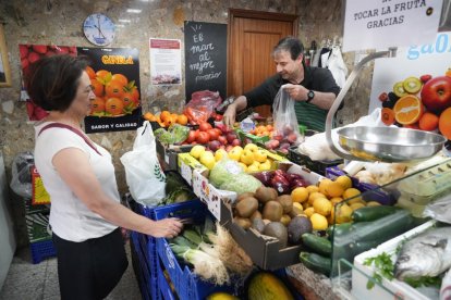 Conchi comprando la fruta a Emeterio