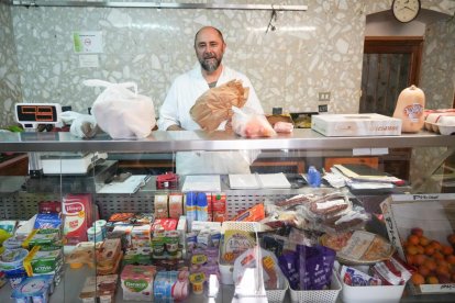 Carlos Bajón, dueño de la tienda de alimentación de la calle de Castilla y León