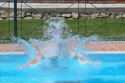 Primer chapuzón en la piscina municipal Juan de Austria, Valladolid